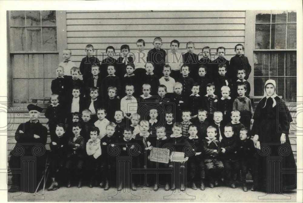 1886 Press Photo Class of 1886 at St. Gall's Parish, founded by the Jesuits. - Historic Images