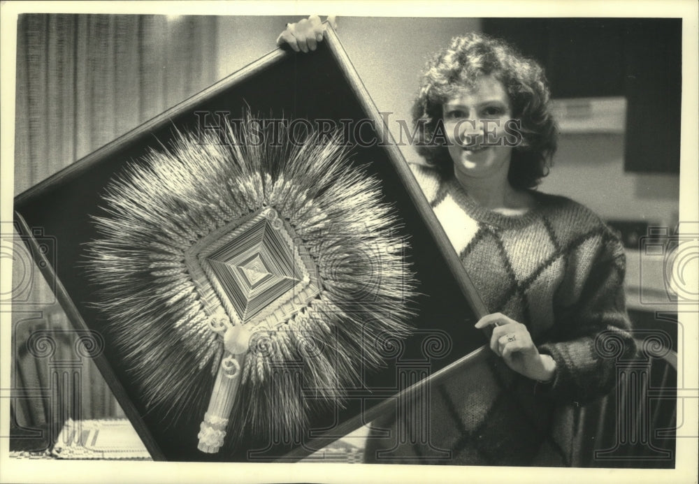 1992 Press Photo The wheat-weaving creations of Rita Schrantz, of Eau Claire - Historic Images