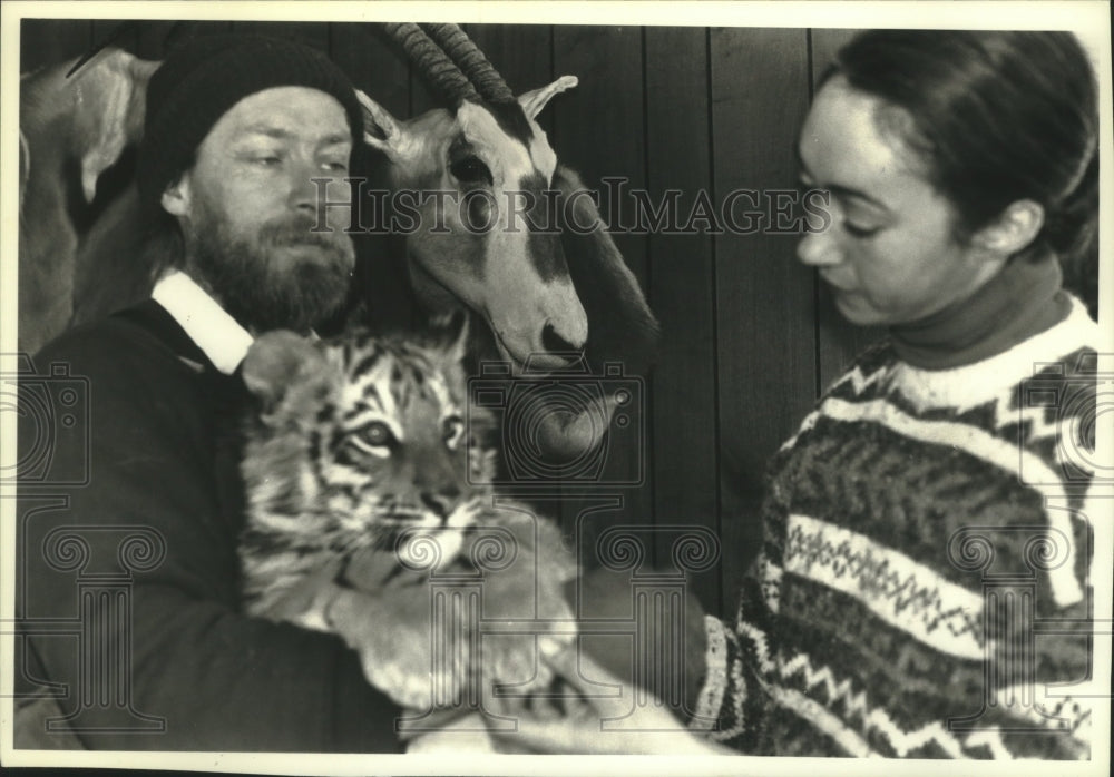 1990, Mark and Alice Schoebel with tiger cub at their farm Wisconsin - Historic Images