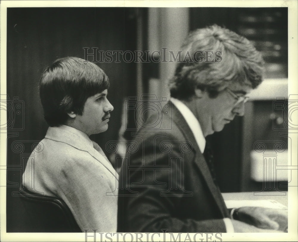 1982 Press Photo Dominic D'Acquisto with his attorney Glynn during trial - Historic Images