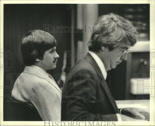1982 Press Photo Dominic D'Acquisto with his attorney Glynn during trial - Historic Images