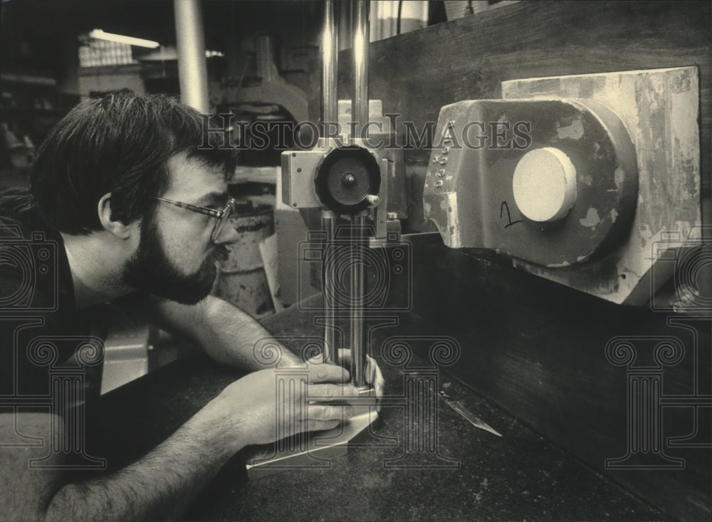 1988 Press Photo Craig Dent checking a mold at Schneider Pattern Works, Inc. - Historic Images