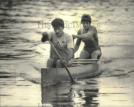 1992 Press Photo Dale & Beth Schluter in their canoe - mjc16310 - Historic Images