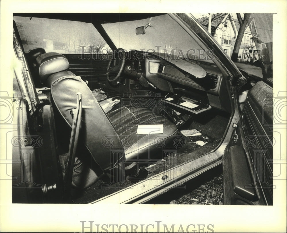 1981 Vandalized car owned by witness in Milwaukee - Historic Images