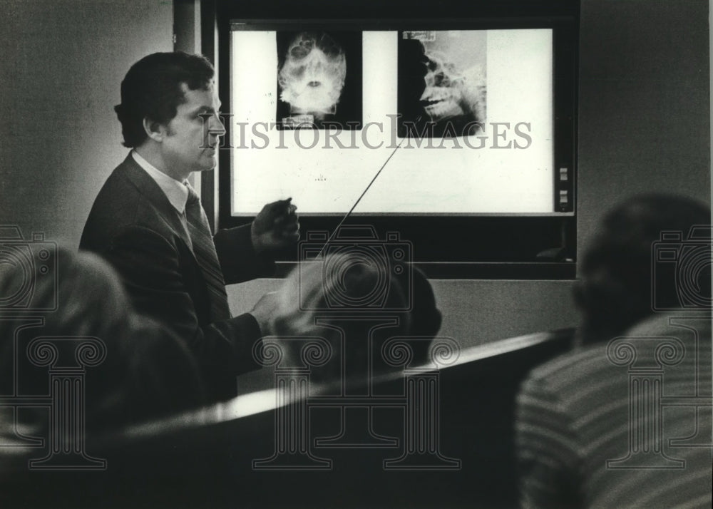 1982 Press Photo Martin Samuel shows x-rays in court in Milwaukee - mjc16315 - Historic Images