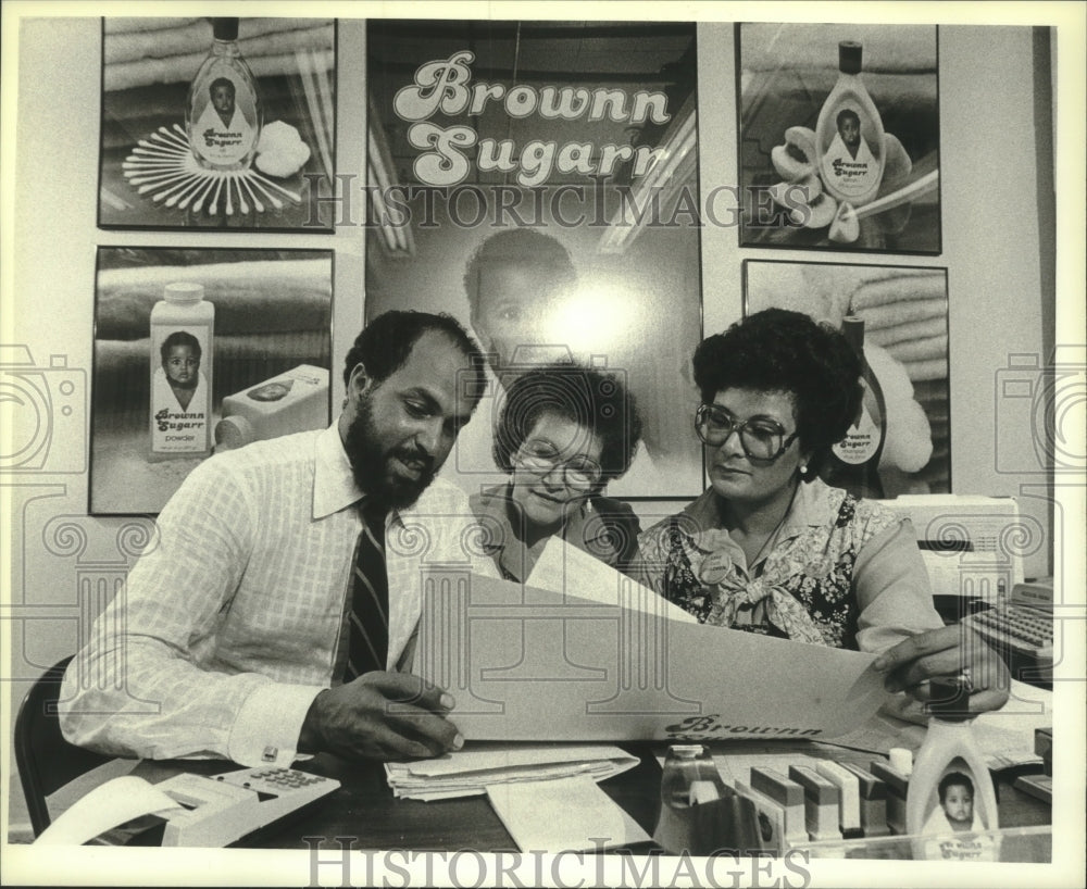 1981 Press Photo Dennis E. Smith with his mother Alzayda and wife Denise - Historic Images