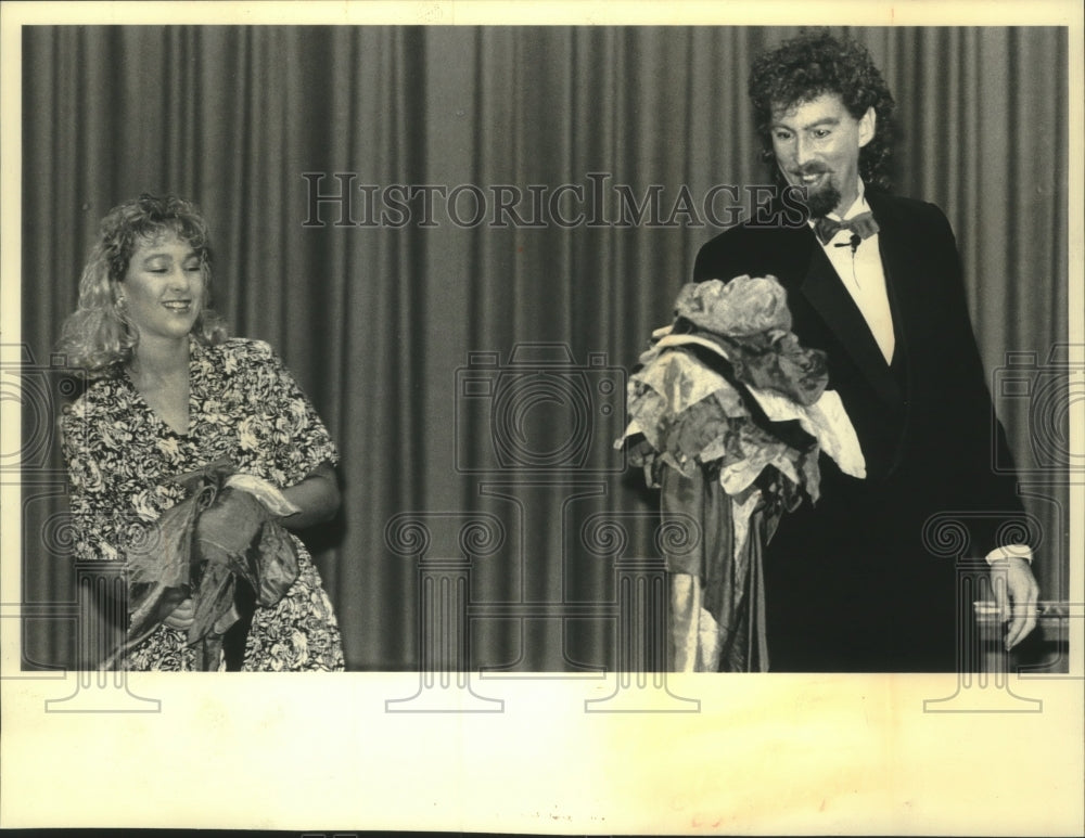 1985 Press Photo Lisa Joy reacts to magic trick by David Seebach in Waukesha - Historic Images