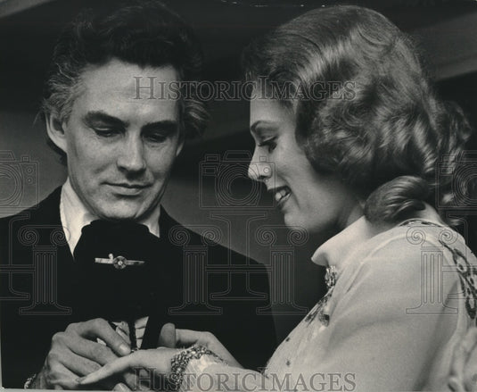 1977 Press Photo Kenneth Schermerhorn places wedding ring on his bride's finger - Historic Images
