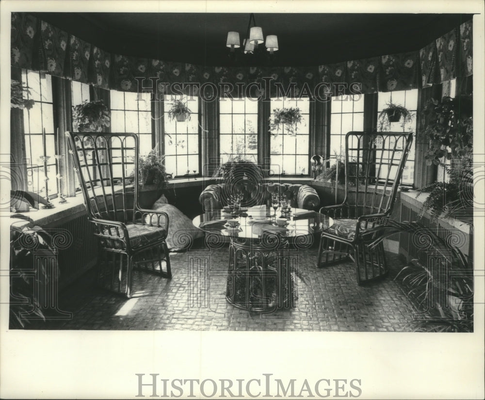 1976 Home of Kenneth Schermerhorn, sunroom off master bedroom - Historic Images