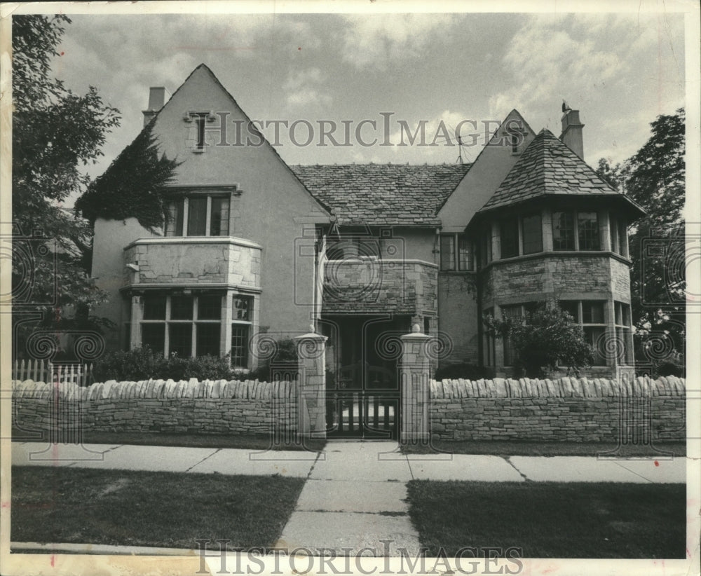 1975 Press Photo Main entrance of Kenneth Schermerhorn&#39;s home on Belleview - Historic Images