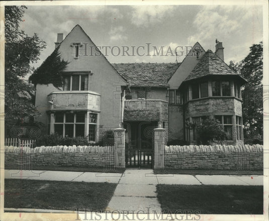 1975 Press Photo Main entrance of Kenneth Schermerhorn's home on Belleview - Historic Images