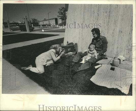 1975 Press Photo Kenneth Schermerhorn with wife, Carol Neblett and son, Stephan - Historic Images