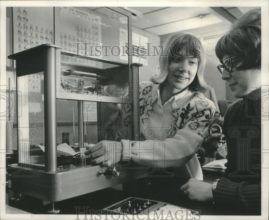 1967 Press Photo Jeanne Schick, Wisconsin Junior Miss, with Patricia Storandt - Historic Images
