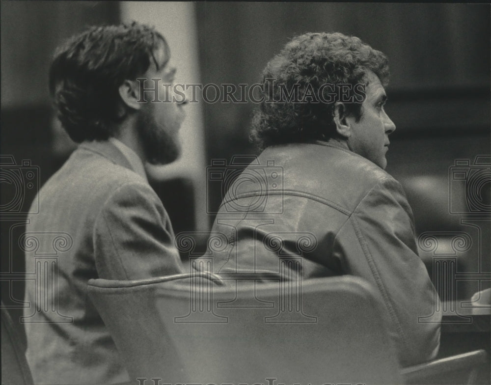 1984 Larry Seagraves and his lawyer, Hugh Ross at pre-trial hearing - Historic Images