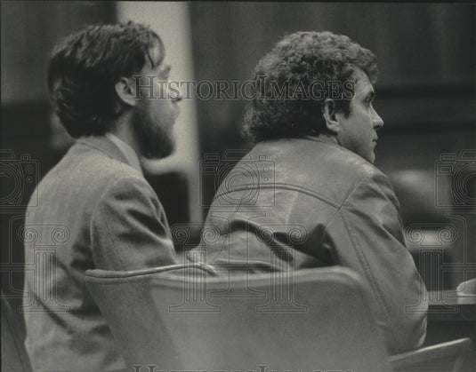 1984 Larry Seagraves and his lawyer, Hugh Ross at pre-trial hearing - Historic Images