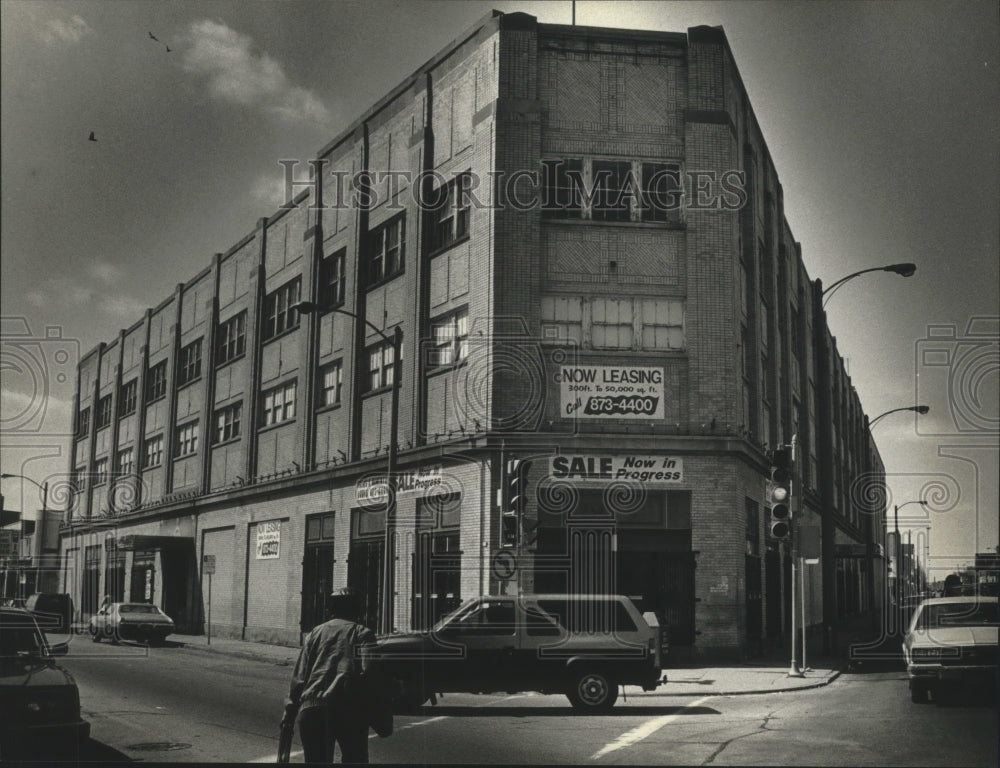 1991 Former Sears building on West North Avenue in Milwaukee - Historic Images