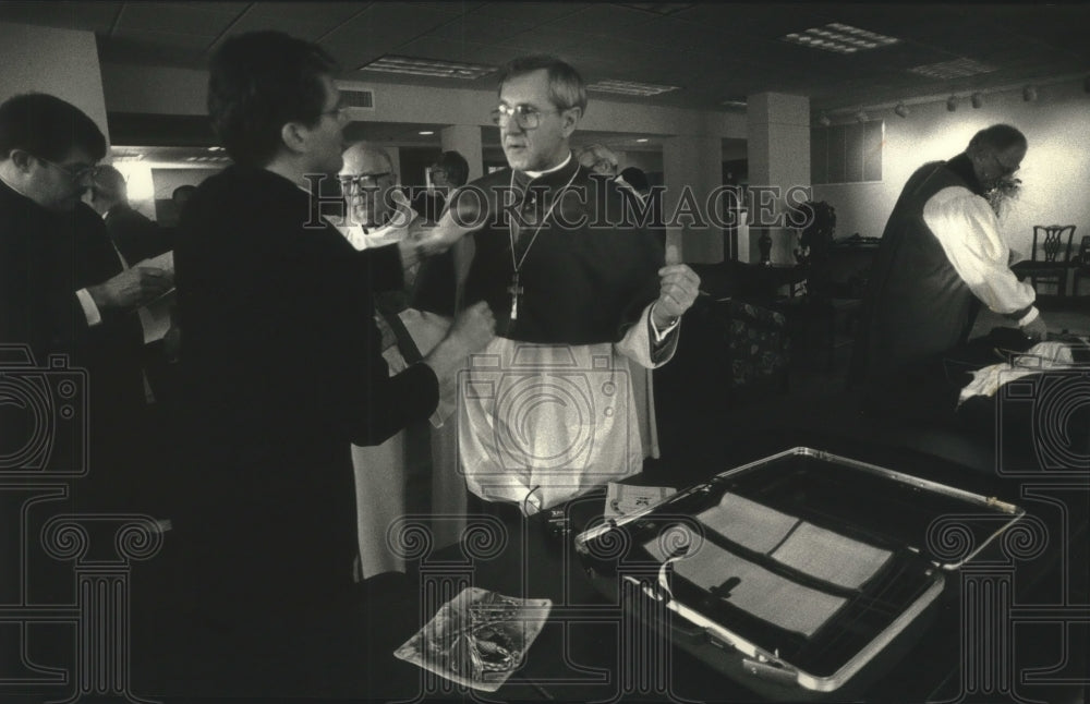 1993 Press Photo Bishop Richard Sklba and others before a ceremony Milwaukee - Historic Images