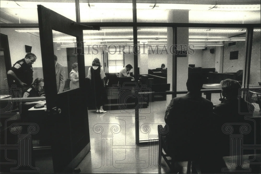 1989 Press Photo People in Judge Michael J. Skwierawski&#39;s courtroom, Milwaukee - Historic Images