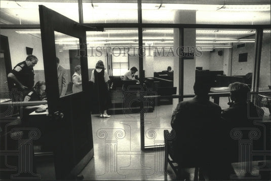 1989 Press Photo People in Judge Michael J. Skwierawski's courtroom, Milwaukee - Historic Images