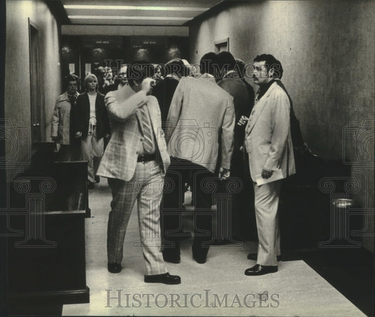 1981, Crowd outside Circuit Judge William Haese chambers, Milwaukee - Historic Images