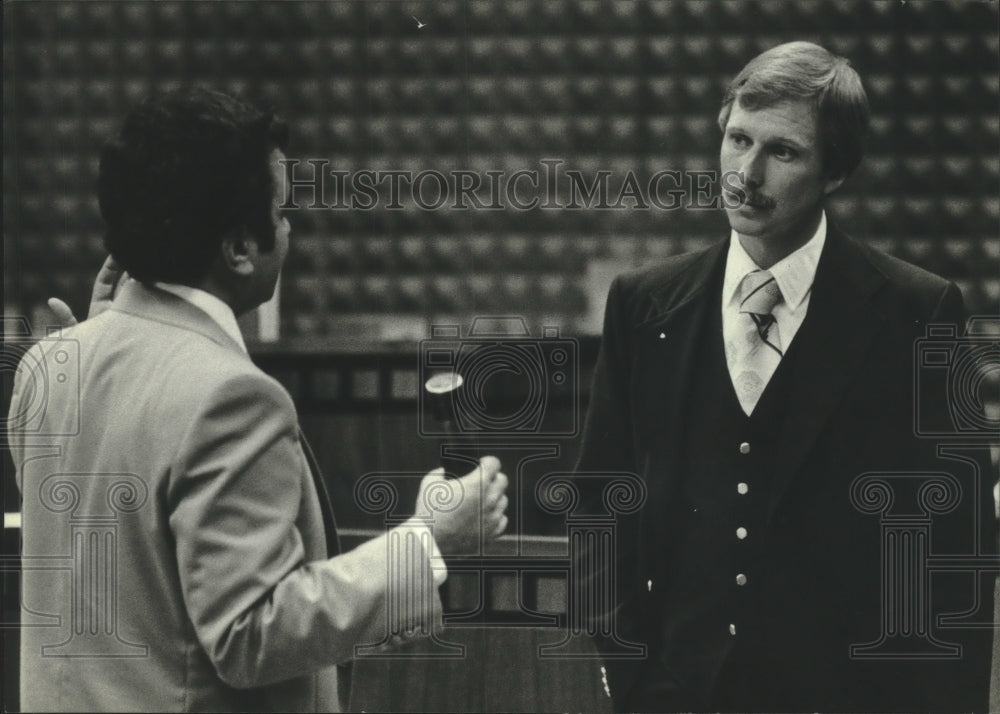 1982, Policeman John Cieciwa at James Schoemperlen trial, Wisconsin - Historic Images