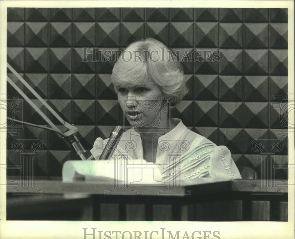 1982, Geraldine Schoemperlen at James Schoemperlen trial, Wisconsin - Historic Images