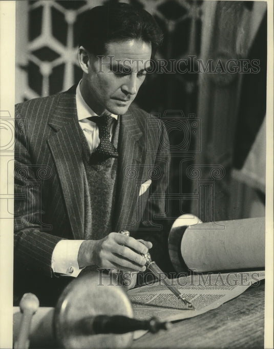 1985, Rabbi Silberg reads the Torah - mjc16501 - Historic Images