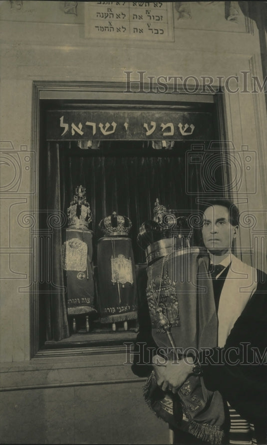 1985, Rabbi Francis Barry Silberg showed the synagogue scrolls. - Historic Images