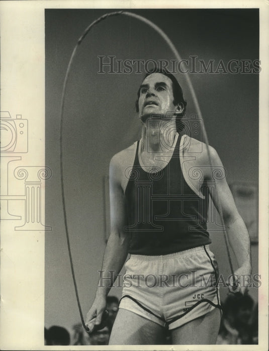 1975 Press Photo Rabbi Barry Silberg skipped into the record books in MIlwaukee - Historic Images