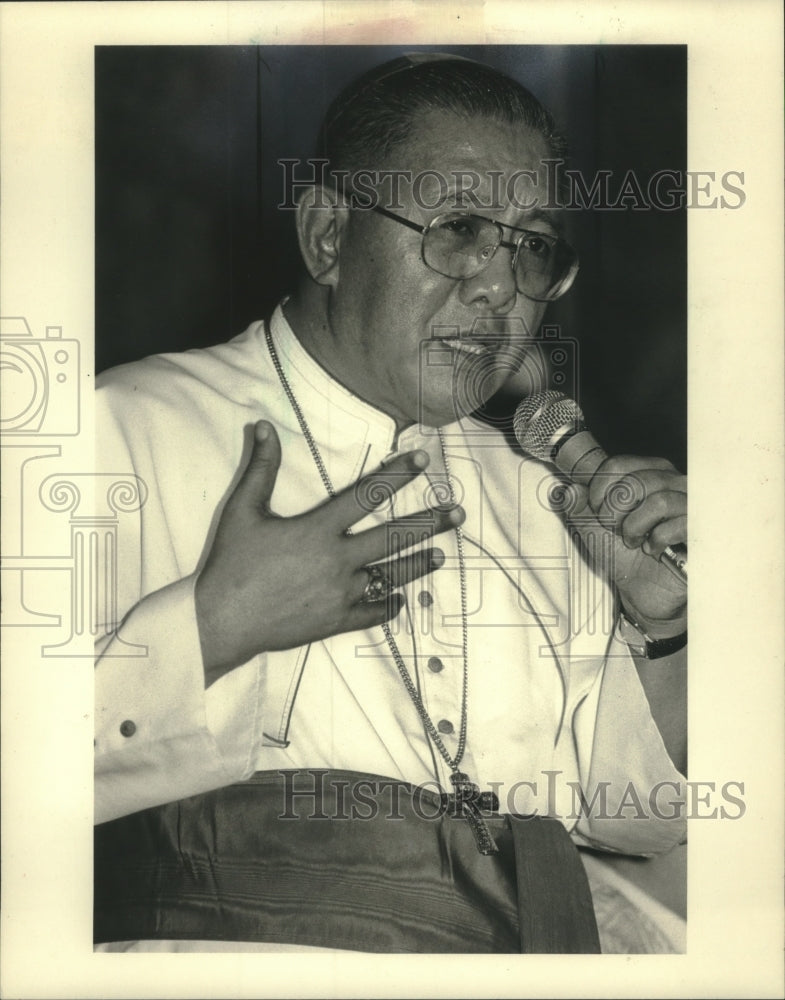 1985 Press Photo Philippine Cardinal Jaime Sin giving speech in Manila. - Historic Images