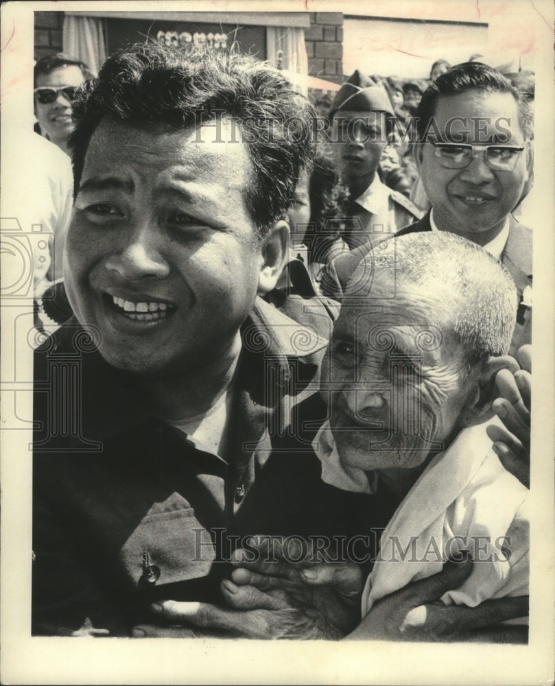 1968 Press Photo Cambodia's Prince Norodom Sihanouk with oldster in Battambang. - Historic Images
