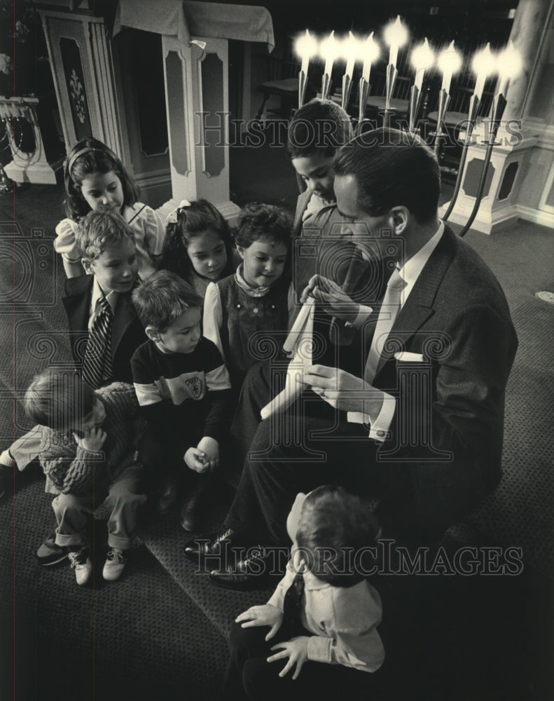 1987 Press Photo Rabbi Francis Barry Silberg showing children a Torah, Wisconsin - Historic Images