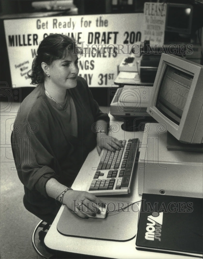 1990 Press Photo Beth Madrigrano, works at computer at Signs Now in Milwaukee-Historic Images