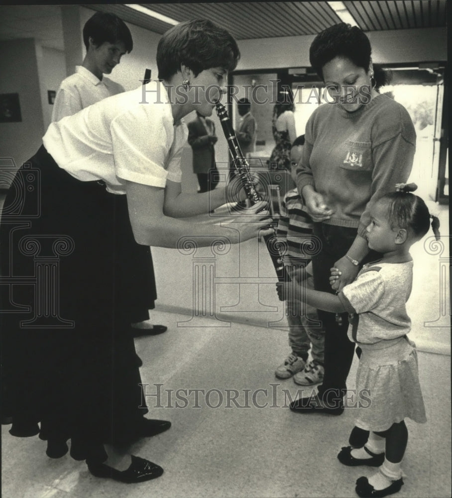 1992 Press Photo Carmella Caceres,3, feels vibrations from clarinet - mjc16557 - Historic Images