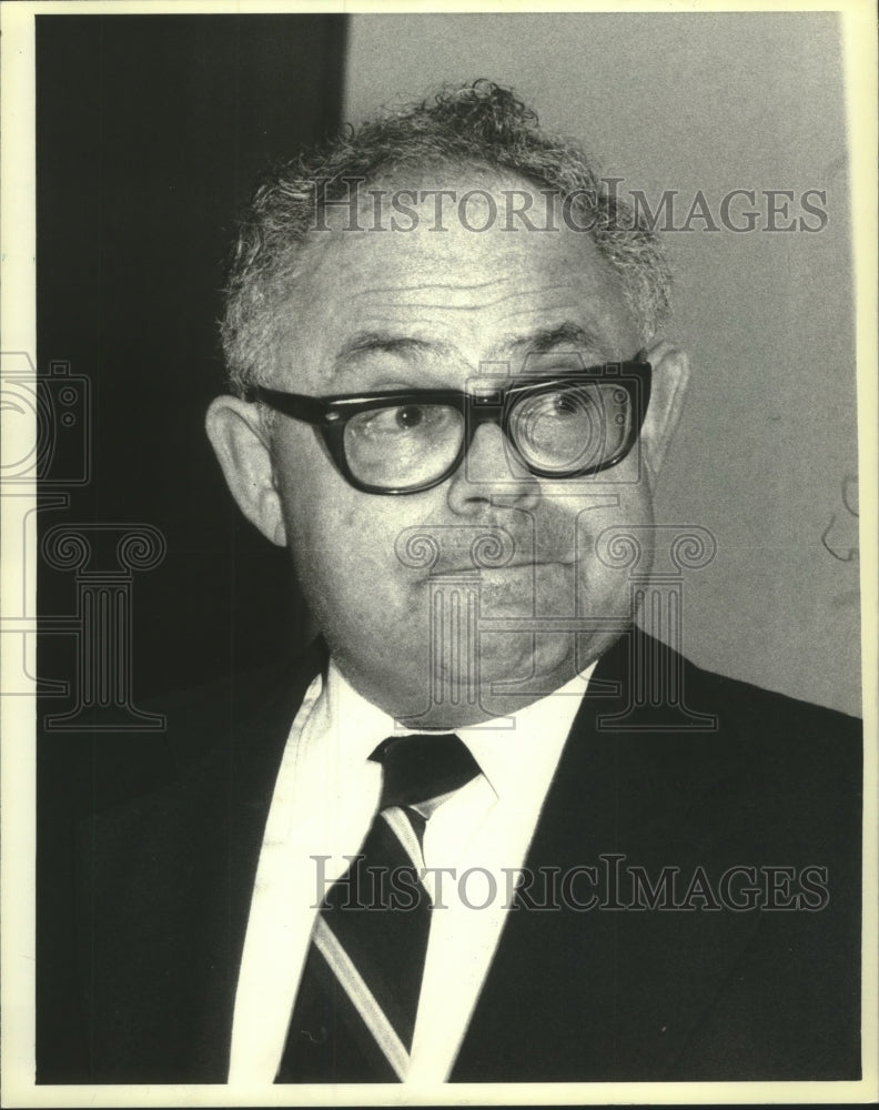 1982, Leon Silverman at press conference, New York - mjc16594 - Historic Images