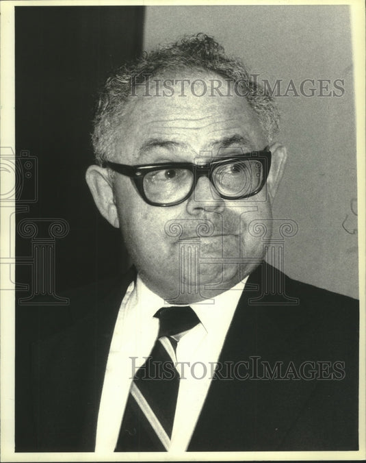 1982, Leon Silverman at press conference, New York - mjc16594 - Historic Images