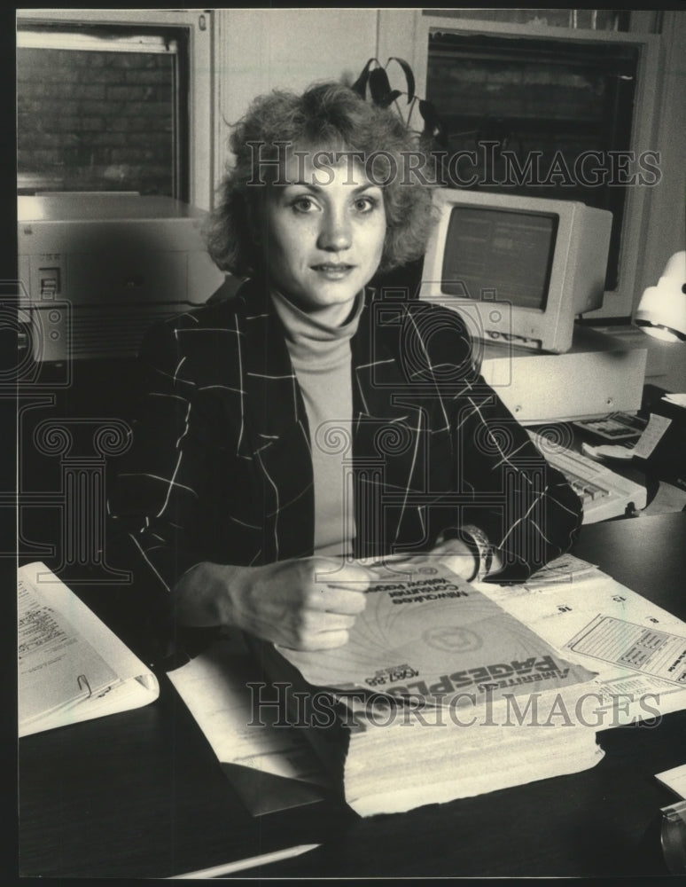 1988 Press Photo Carol Russek Sindorf runs a secretarial service Milwaukee - Historic Images