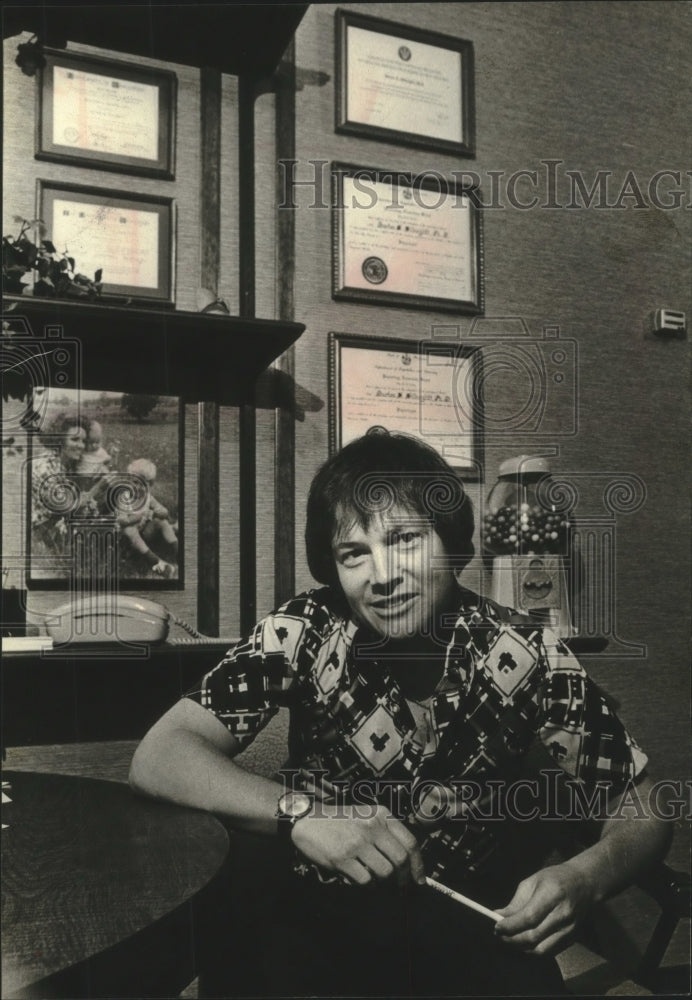 1979 Press Photo Psychologist Burton S. Silberglitt in his office Milwaukee - Historic Images