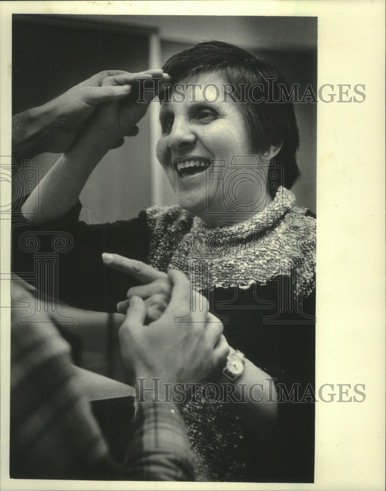 1985 Press Photo Deaf and Blind, Ruth Silver talked with a friend Milwaukee - Historic Images