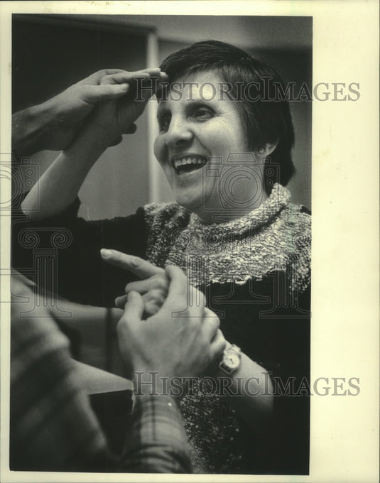 1985 Press Photo Deaf and Blind, Ruth Silver talked with a friend Milwaukee - Historic Images