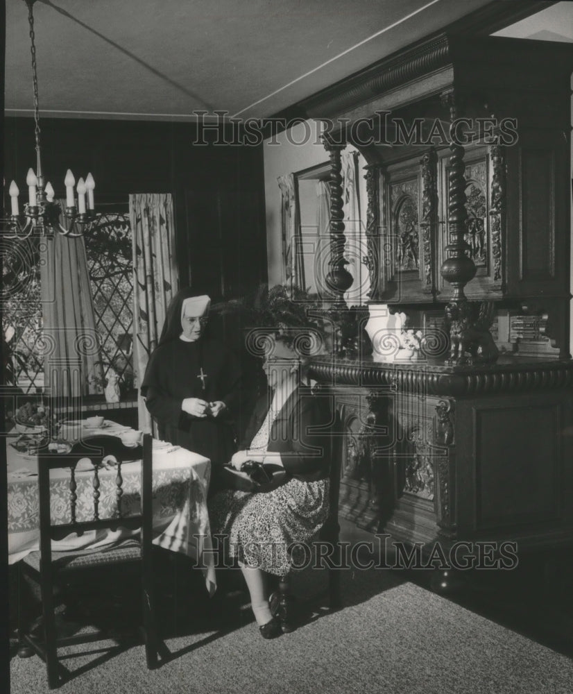 1963 Press Photo Sister Marcienne &amp; Mrs. Robert Kieckhefer of Waukesha - Historic Images