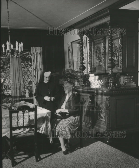 1963 Press Photo Sister Marcienne & Mrs. Robert Kieckhefer of Waukesha - Historic Images