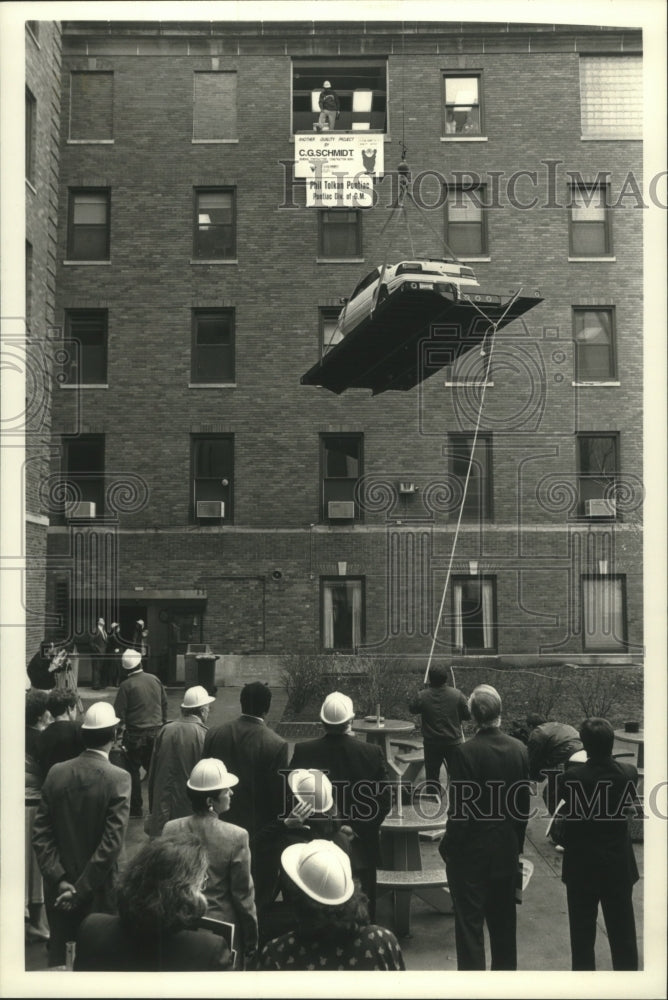 1991 Press Photo Pontiac hoisted up Sinai Samaritan Medical Center - mjc16662 - Historic Images