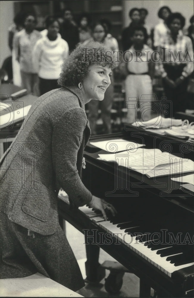 1979 Press Photo Music director Arlene Skwierawski at North Division High School - Historic Images