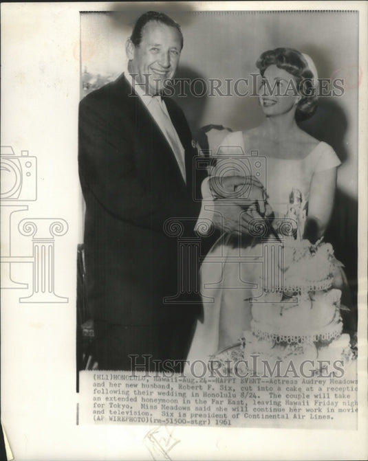 1961 Actress Audrey Meadows and Robert F. Six cut the wedding cake - Historic Images