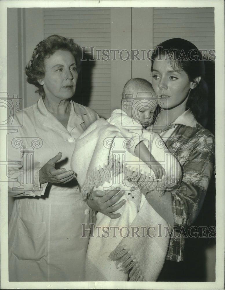1965 Press Photo Kathryn Hays & Lilia Skala star in "One of the Familt" on NBC - Historic Images