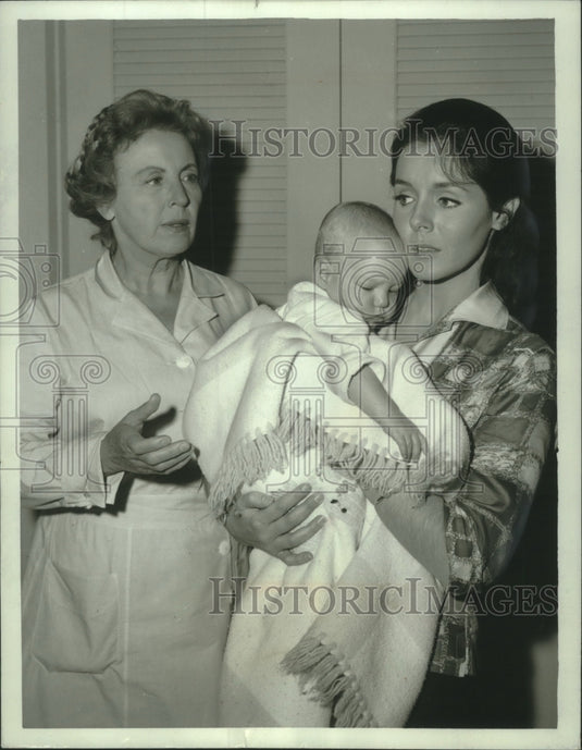 1965 Press Photo Kathryn Hays & Lilia Skala star in "One of the Familt" on NBC - Historic Images