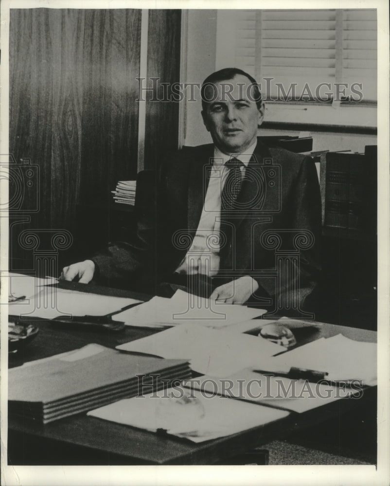 1977 Press Photo Daniel G. Smith, administrator Wisconsin corporate income tax - Historic Images