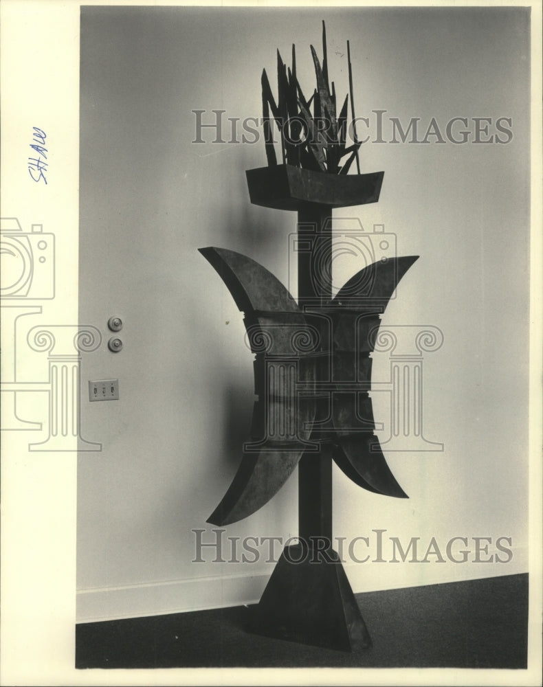 1985 Press Photo Sculpture by Ernest Shaw on display at Michael H. Lord Gallery - Historic Images