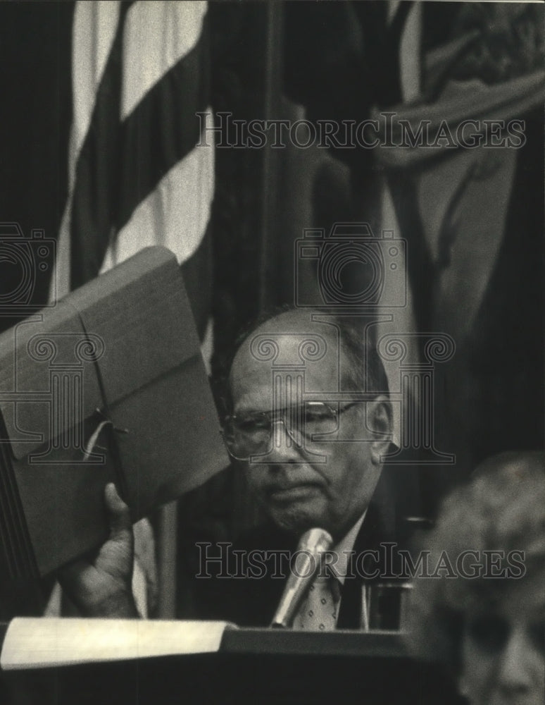 1991 Press Photo Circuit Judge William J. Shaughnessy to hand over documents - Historic Images